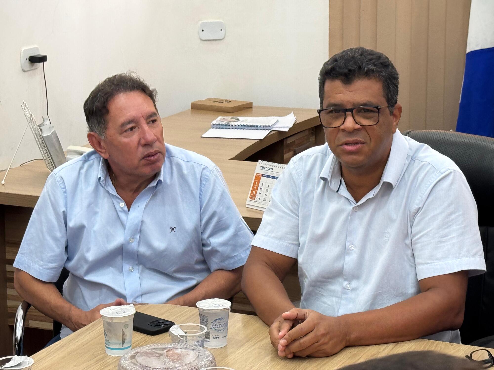 Gerson Claro e o prefeito Jaime Soares Ferreira discutem projetos prioritários para Selvíria, como a pavimentação da MS-444 e melhorias em infraestrutura.