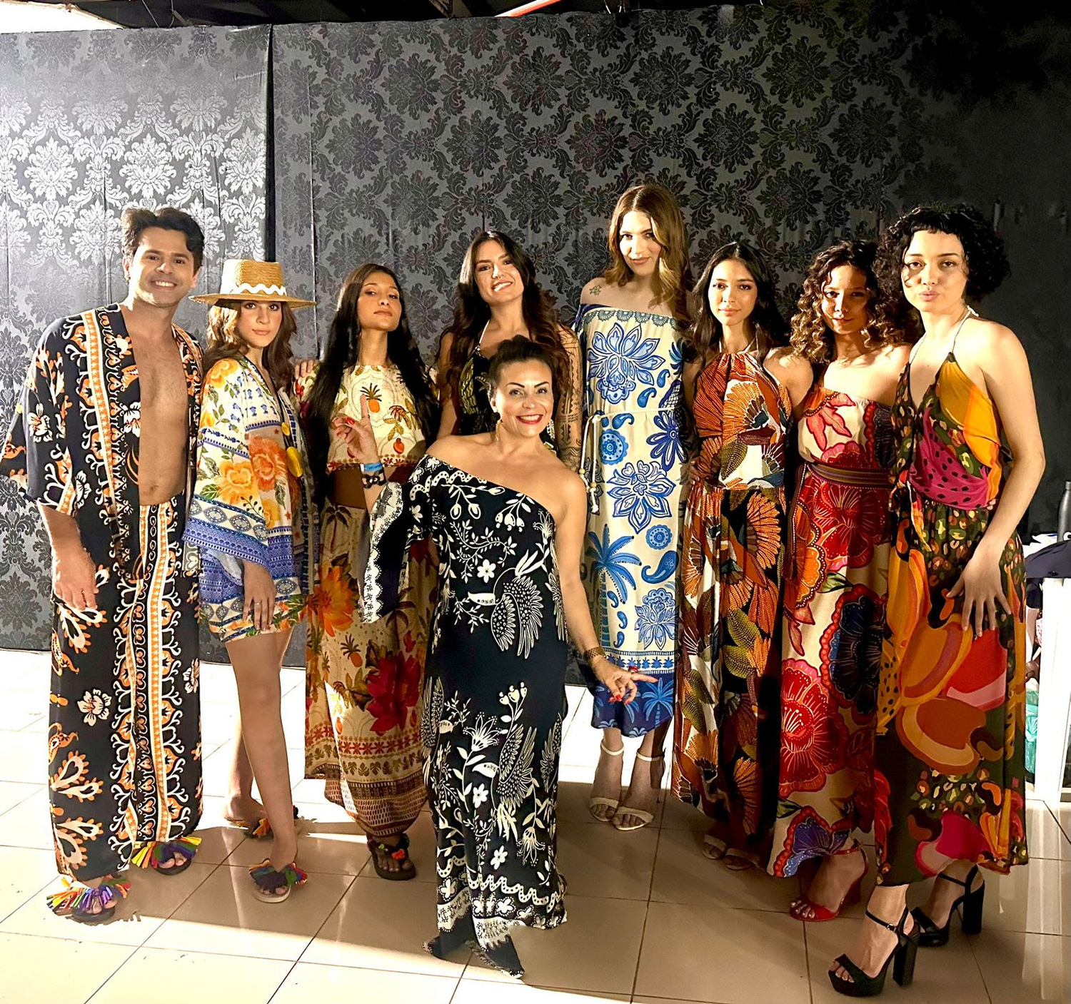 No centro, a empresária Barbara Palomanes, expõe peças produzidas vestidas por modelos