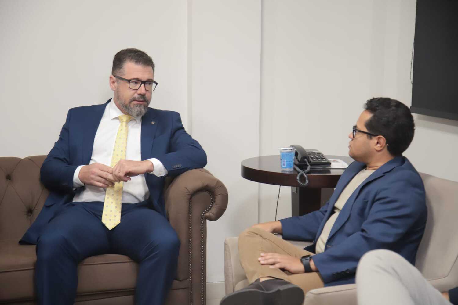 Deputado federal Marcos Pollon conversa com o presidente da Câmara Municipal de Campo Grande, vereador Papy, durante reunião para discutir investimentos e o papel dos vereadores na definição de emendas parlamentares.
