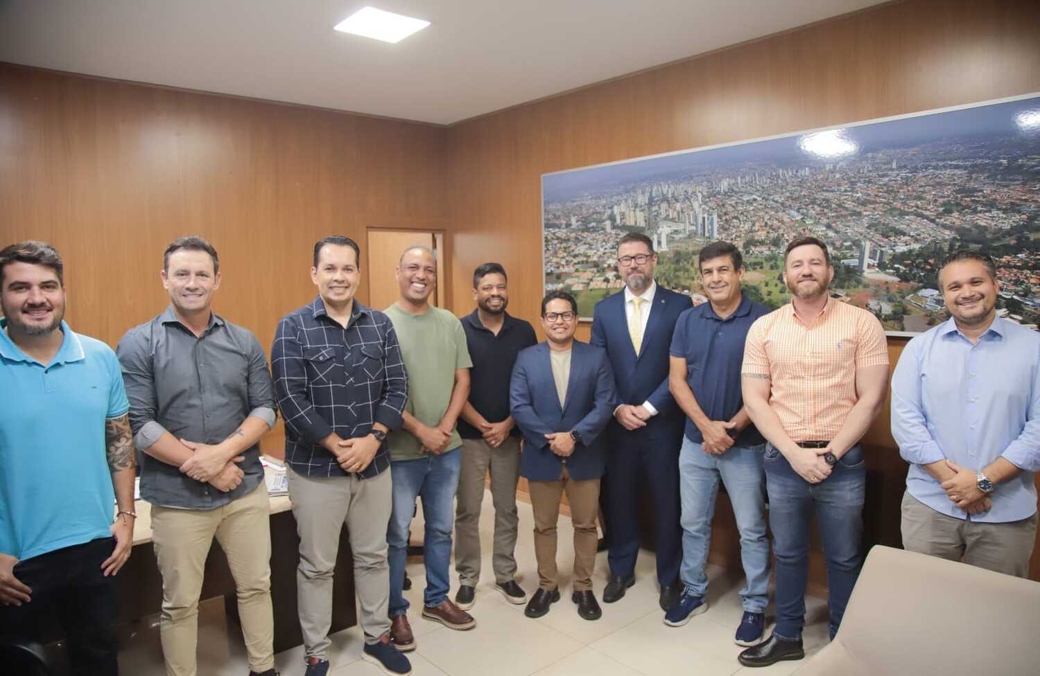 Foto oficial do encontro na Câmara Municipal de Campo Grande com o deputado Marcos Pollon e os vereadores, simbolizando a união de esforços em prol da população.