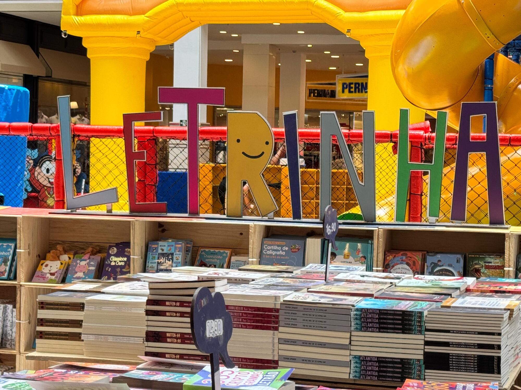 Uma feira de livros se esparrama entre mesas e estantes. Batizada de Feira Letrinha, ela vende títulos a partir de R$ 6,90.