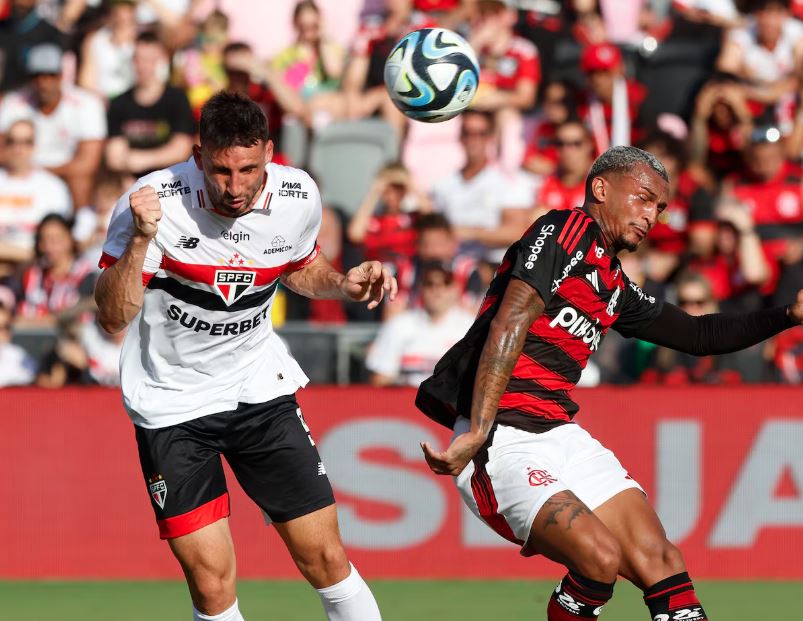 Foram poucas as bolas que chegaram em Calleri.
