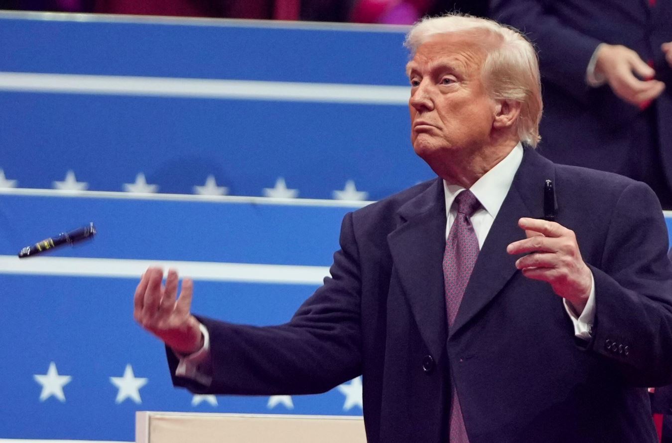 Trump joga para plateia de apoiadores canetas usadas para assinar decretos.