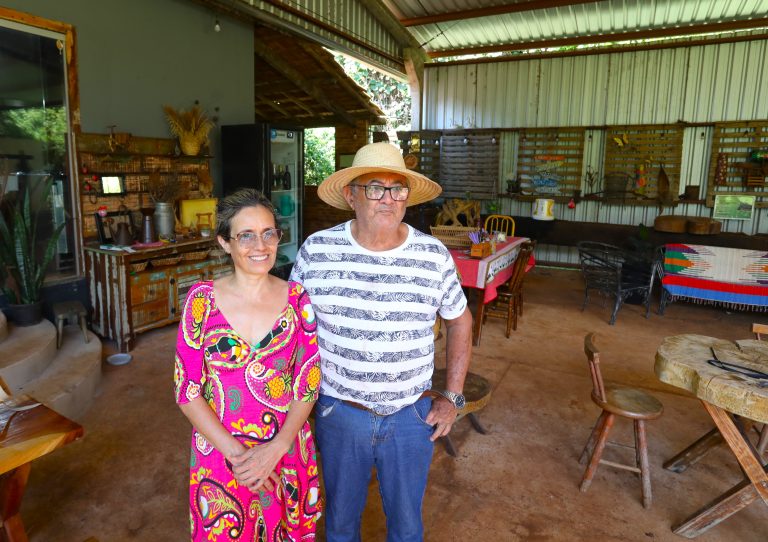 Israel Pereira com a esposa na sua fazenda de ecoturismo