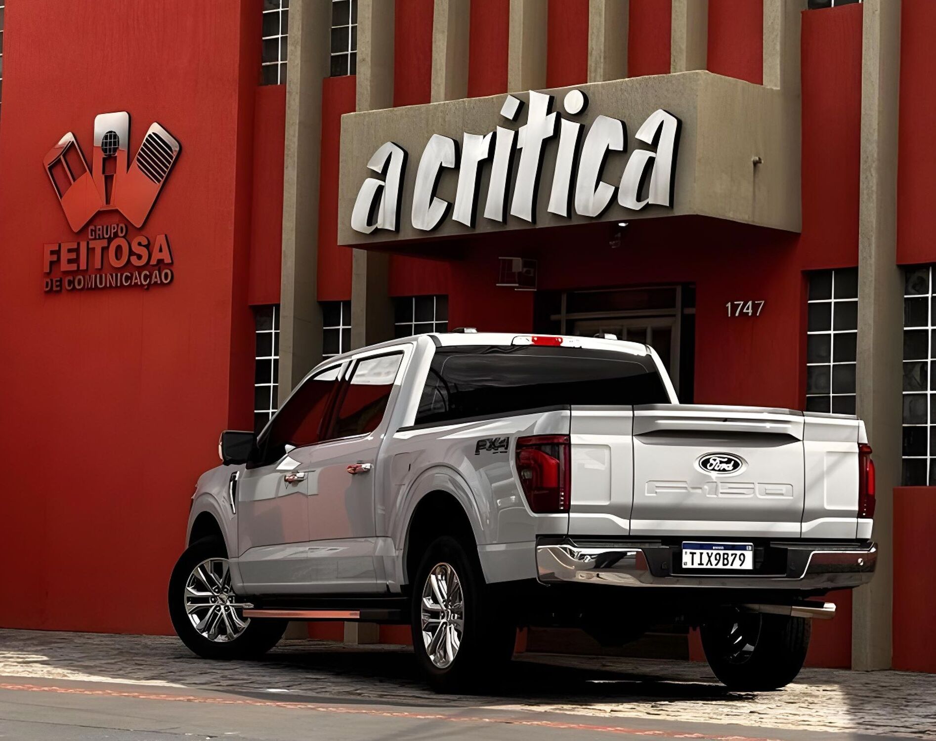 O design robusto e o porte avantajado da F-150 Lariat Black destacam a picape como uma das mais desejadas do segmento premium no Brasil.