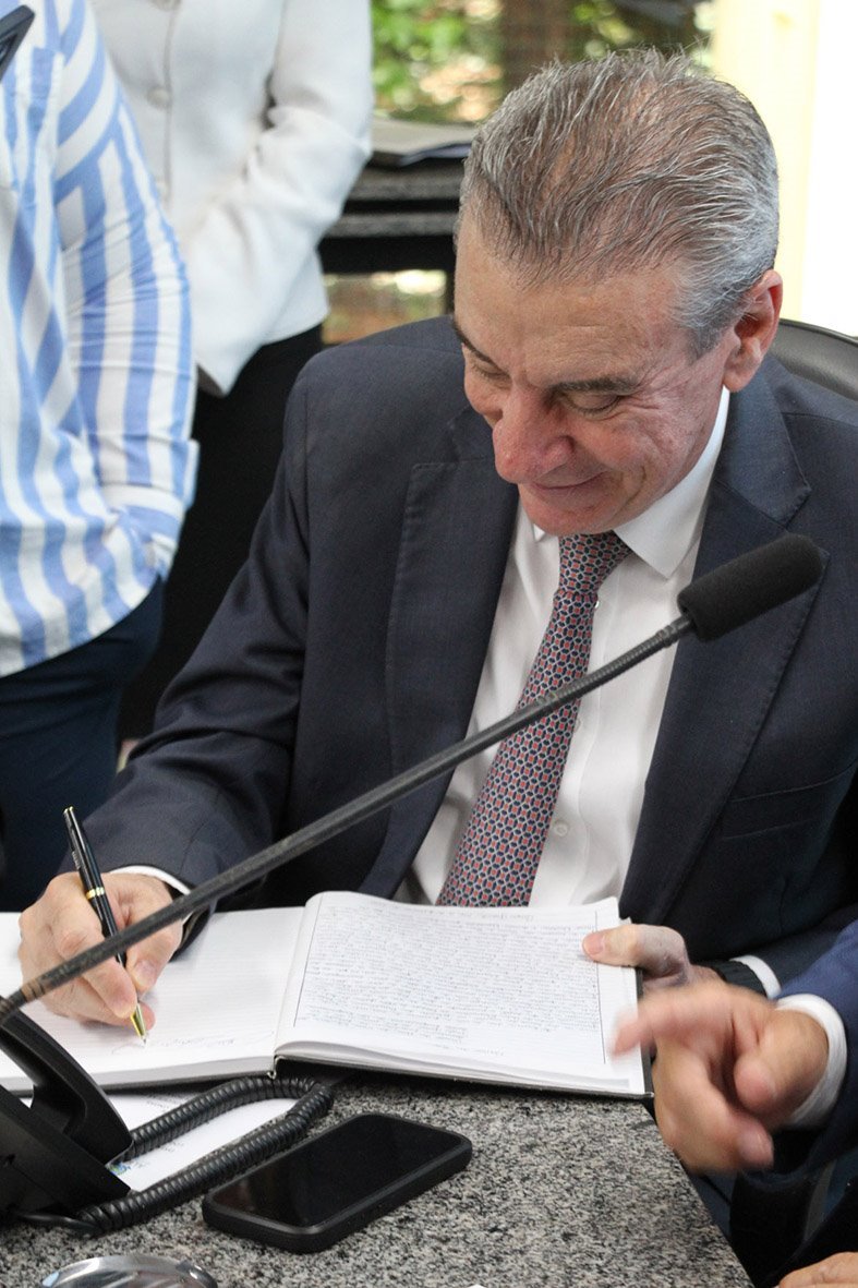 Paulo Corrêa assina a posse na Mesa Diretora (Foto: Wagner Guimarães)