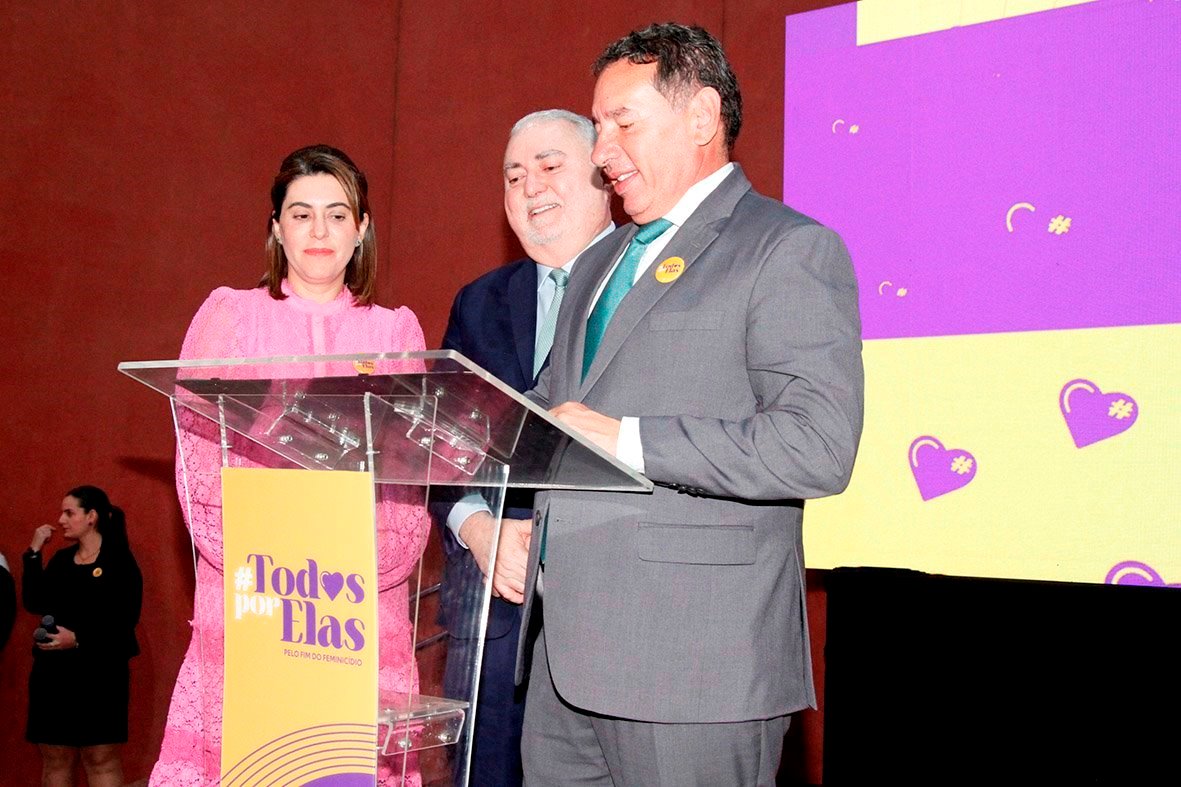 Deputado Gerson Claro no momento da assinatura do Pacto de Compromisso (Foto: Wagner Guimarães)