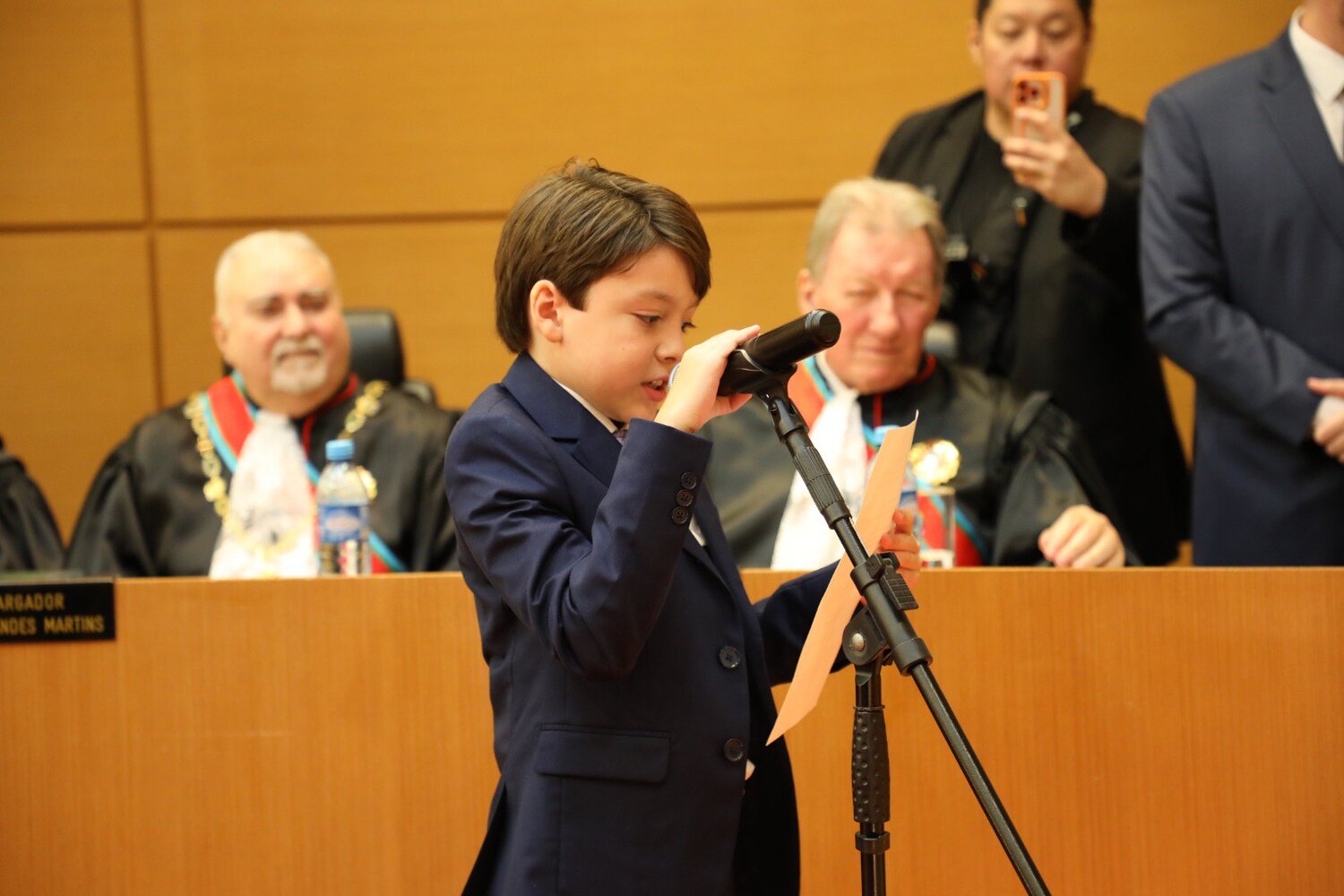 No microfone, Dudu rouba a cena com um discurso emocionante e espontâneo na posse do avô.