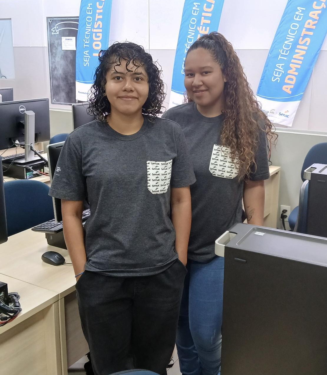 As alunas Mikaela Sonaira e Claudiele Urquieta, do Senac Corumbá, responsáveis pelo projeto de reciclagem de pneus para caminhas de pets.