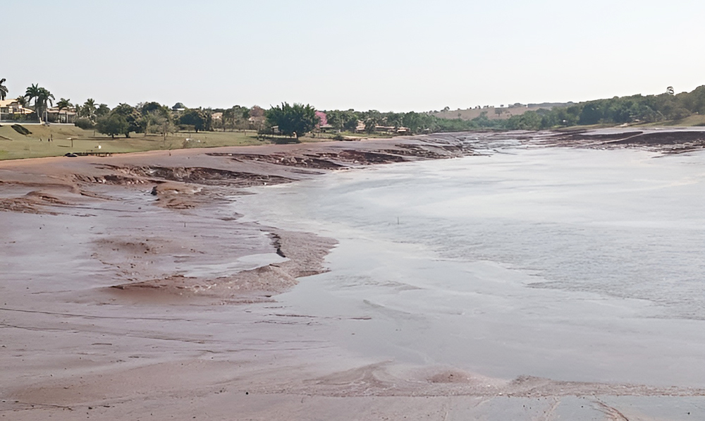A barragem, com mais de 30 anos de existência, não resistiu à pressão da água acumulada e se rompeu, espalhando lama e detritos.