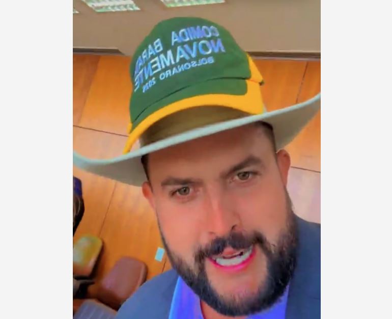 O deputado federal Zé Trovão (PL-SC) utilizando boné produzido pela liderança do PL