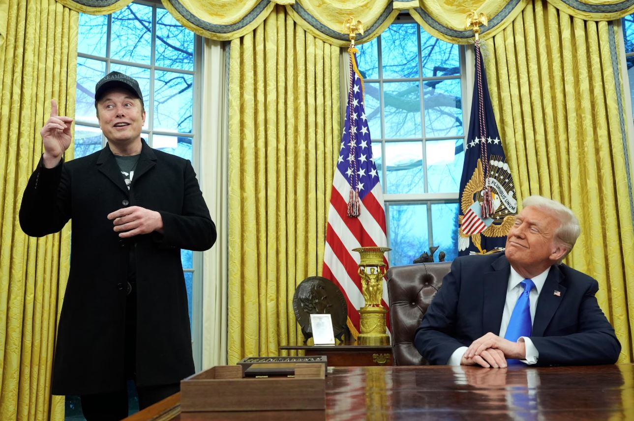 Trump e Musk na Casa Branca na terça-feira, 11/02. Plano de demissão voluntária faz parte de esforços de ambos para reduzir gastos do governo federal.
