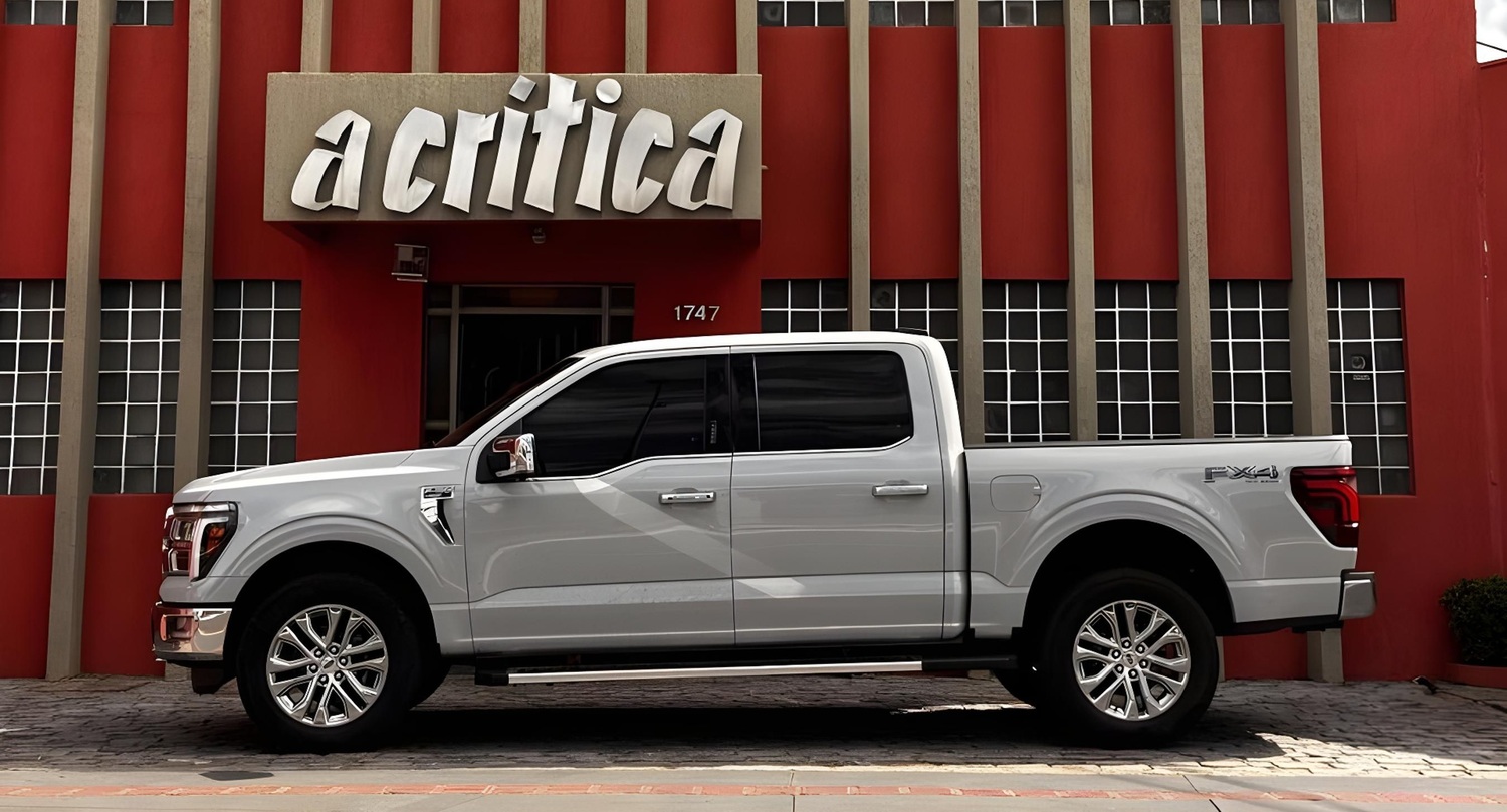 A Ford F-150 exibe sua imponência na versão Lariat, com tração 4x4 e capacidade de carga que reforçam seu DNA off-road