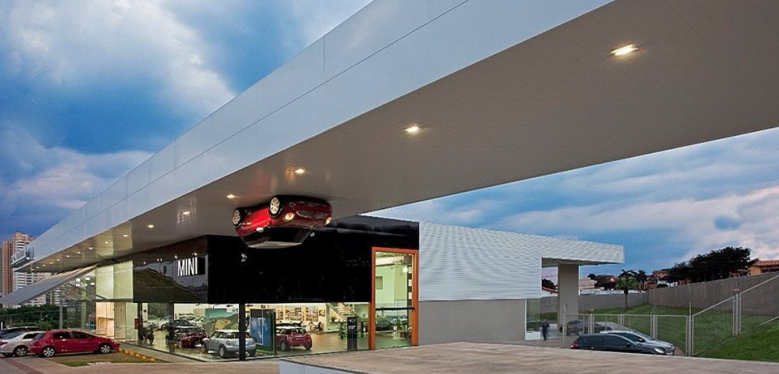 O showroom da MINI na Baviera Motors exibe design único, com um carro invertido no teto, atraindo olhares curiosos. (Foto: Divulgação)