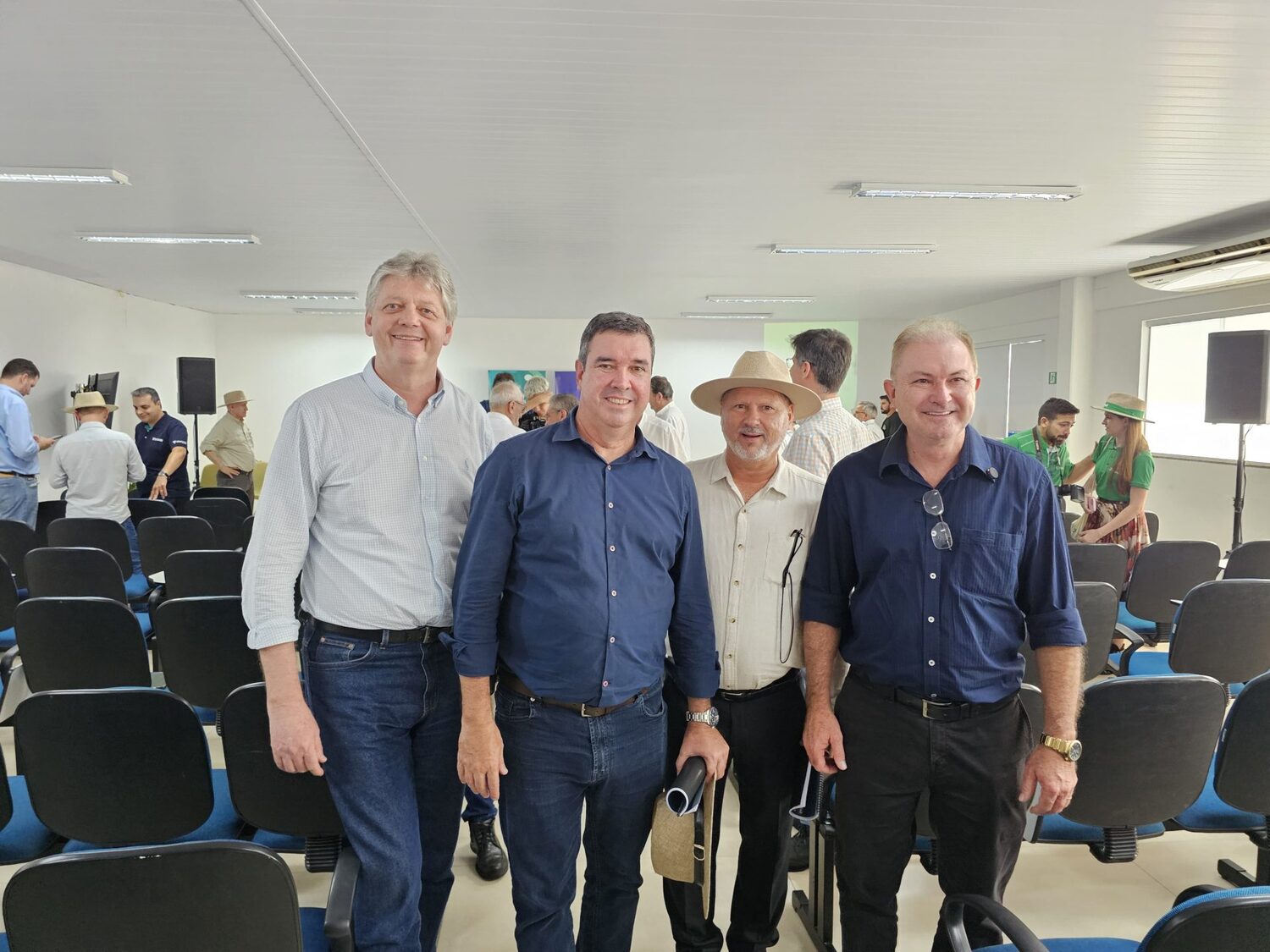 O governador Eduardo Riedel participa de evento ao lado de lideranças do setor cooperativista.