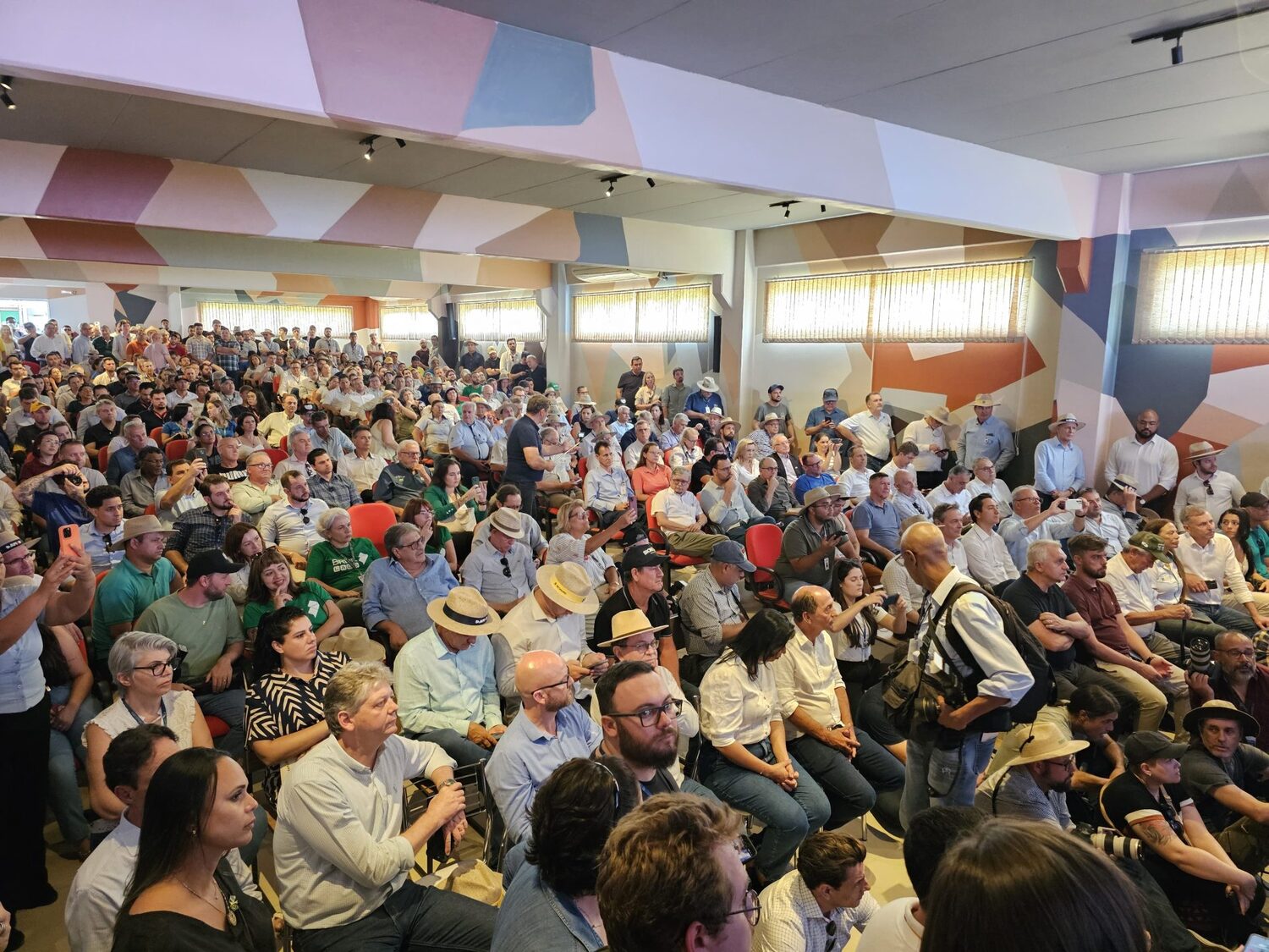 Evento reúne grande público para debater o fortalecimento do cooperativismo e o desenvolvimento regional.