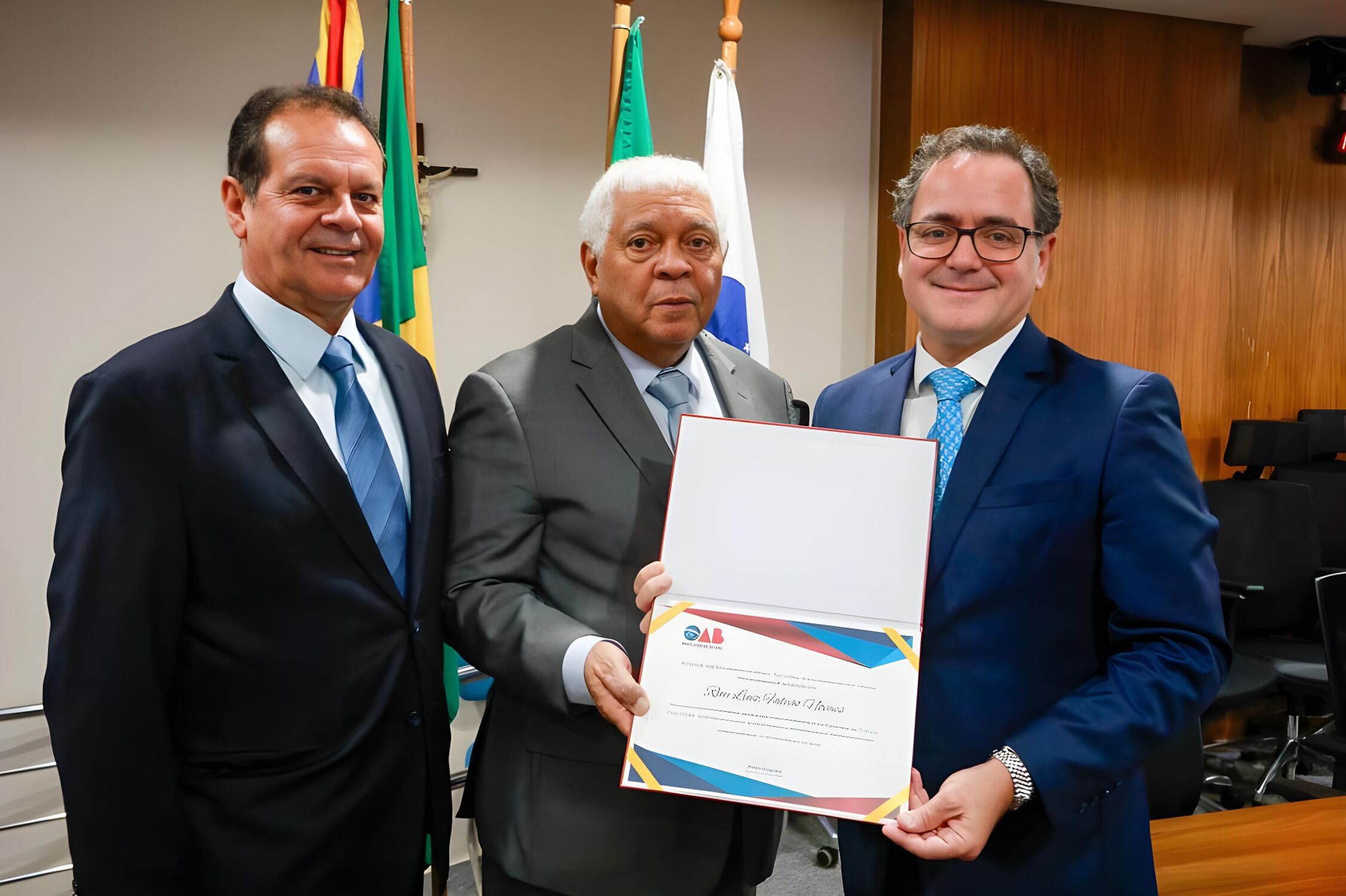 Já empossado, Walfrido Azambuja homenageia o ex-presidente do TED, Ruy Falcão Novaes, em cerimônia ao lado do presidente da OAB/MS, Bitto Pereira.