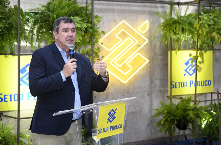 O governador Eduardo Riedel durante o evento