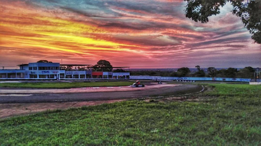  O pôr do sol ilumina o Kartódromo Ayrton Senna, em Campo Grande, que se prepara para uma nova temporada com cinco etapas do estadual de kart em 2025.