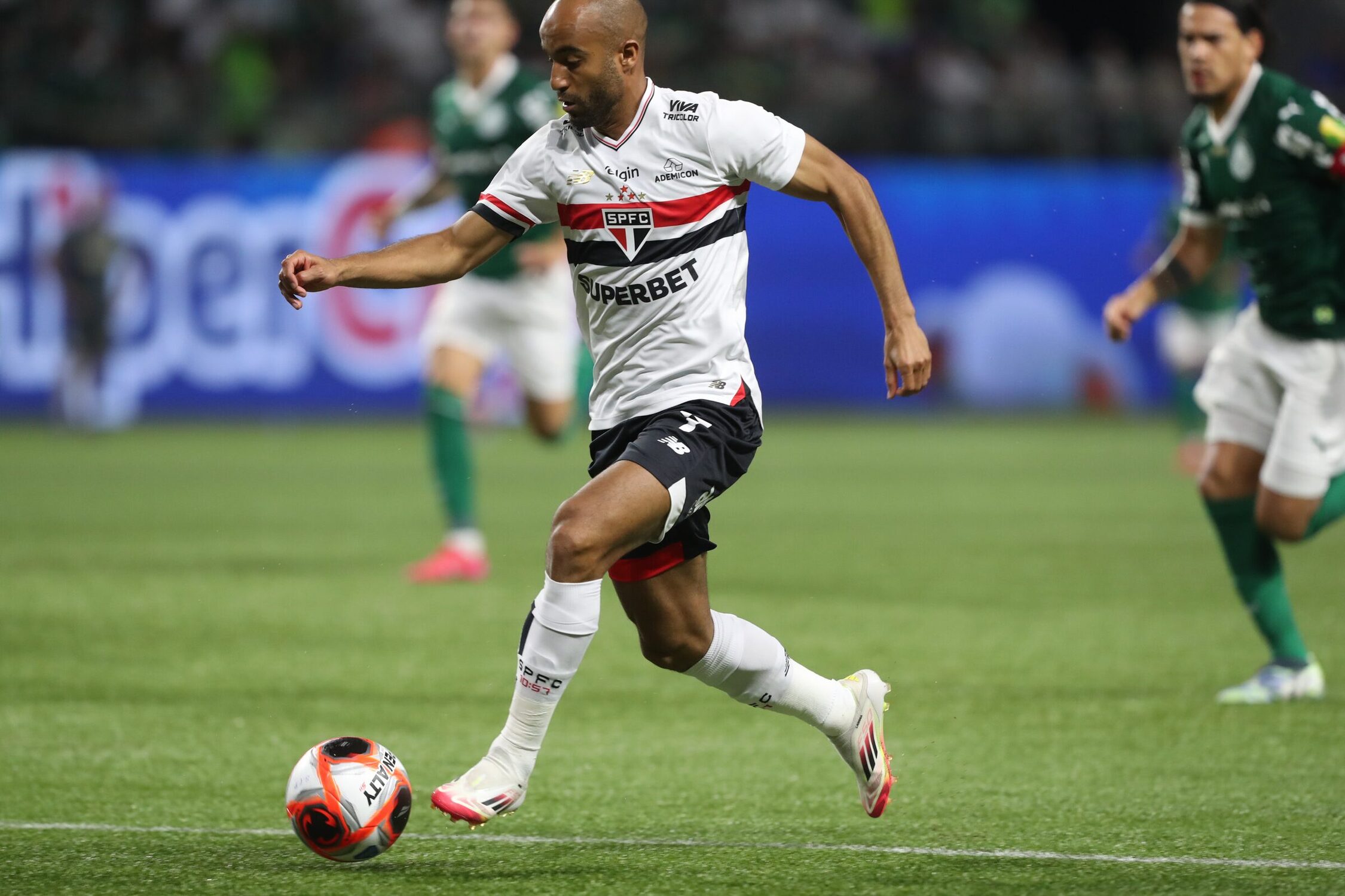 Lucas em ação no clássico com o Palmeiras, no Allianz Parque.