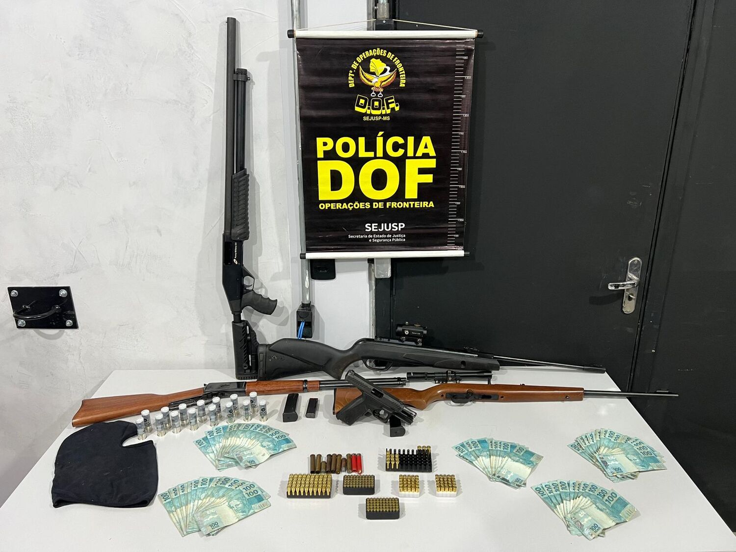 Armamento apreendido com os presos