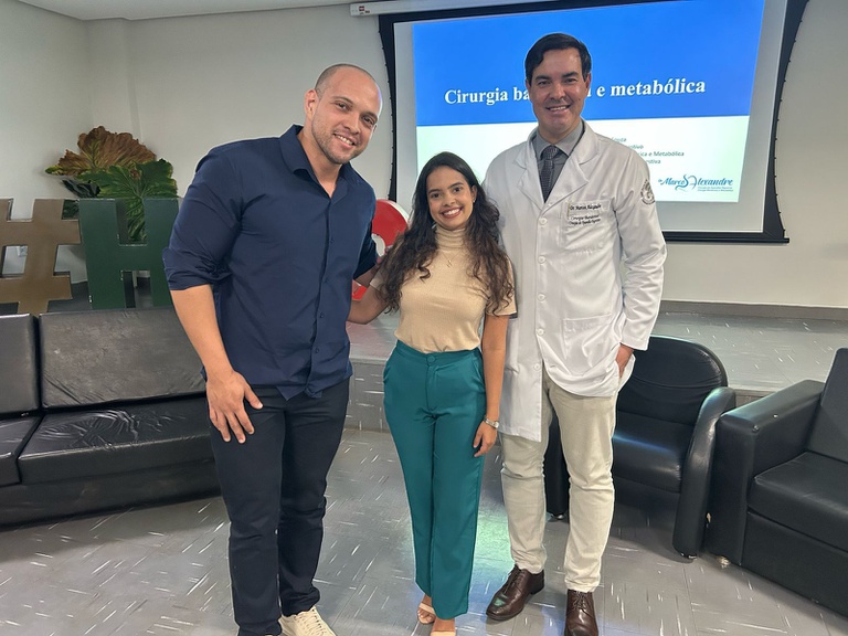 A palestra foi conduzida pelo Dr. Marcos Alexandre de Souza, e contou com a participação da psicóloga Amanda Vilarrubia da Silva e o nutricionista Antonio Neres da Silva Júnior
