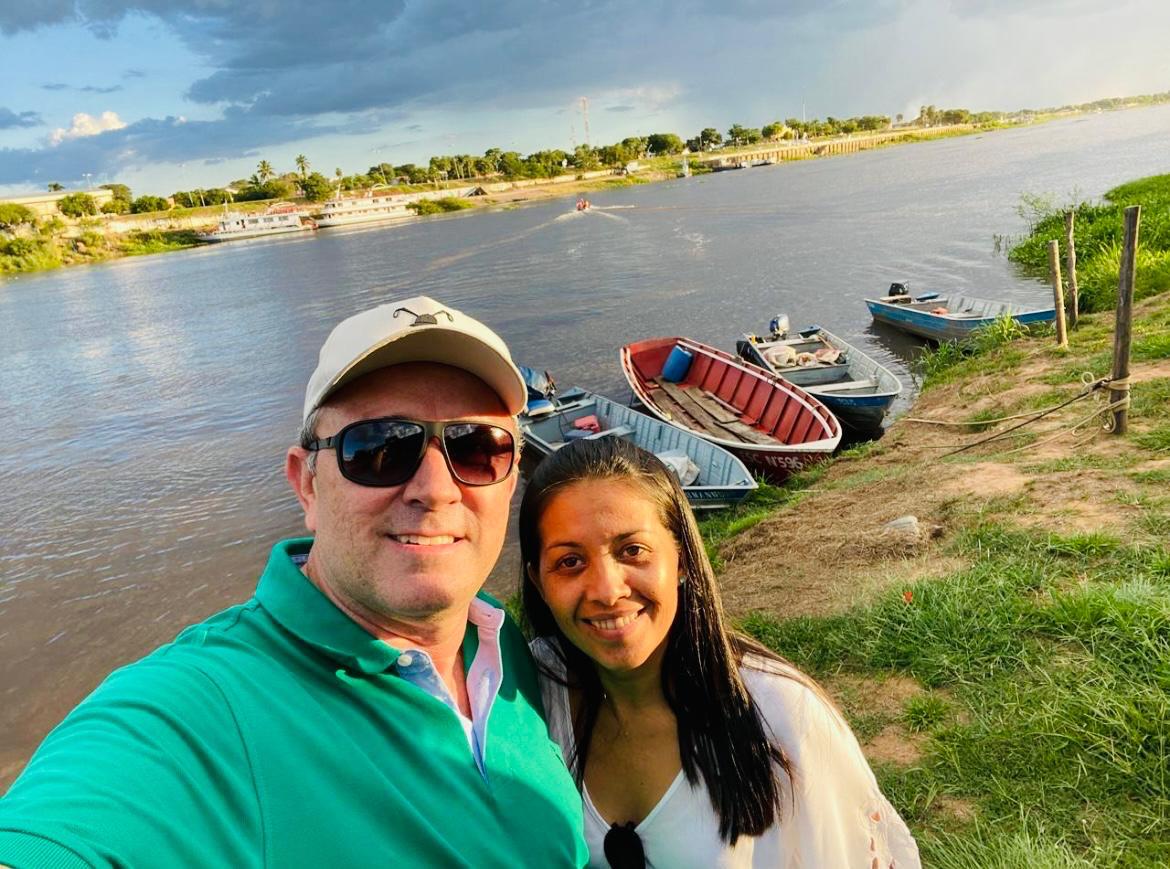 Flávia Regina e seu marido, Francisco Douglas, aproveitam um momento ao ar livre após o transplante. Um novo começo depois de anos na fila de espera.