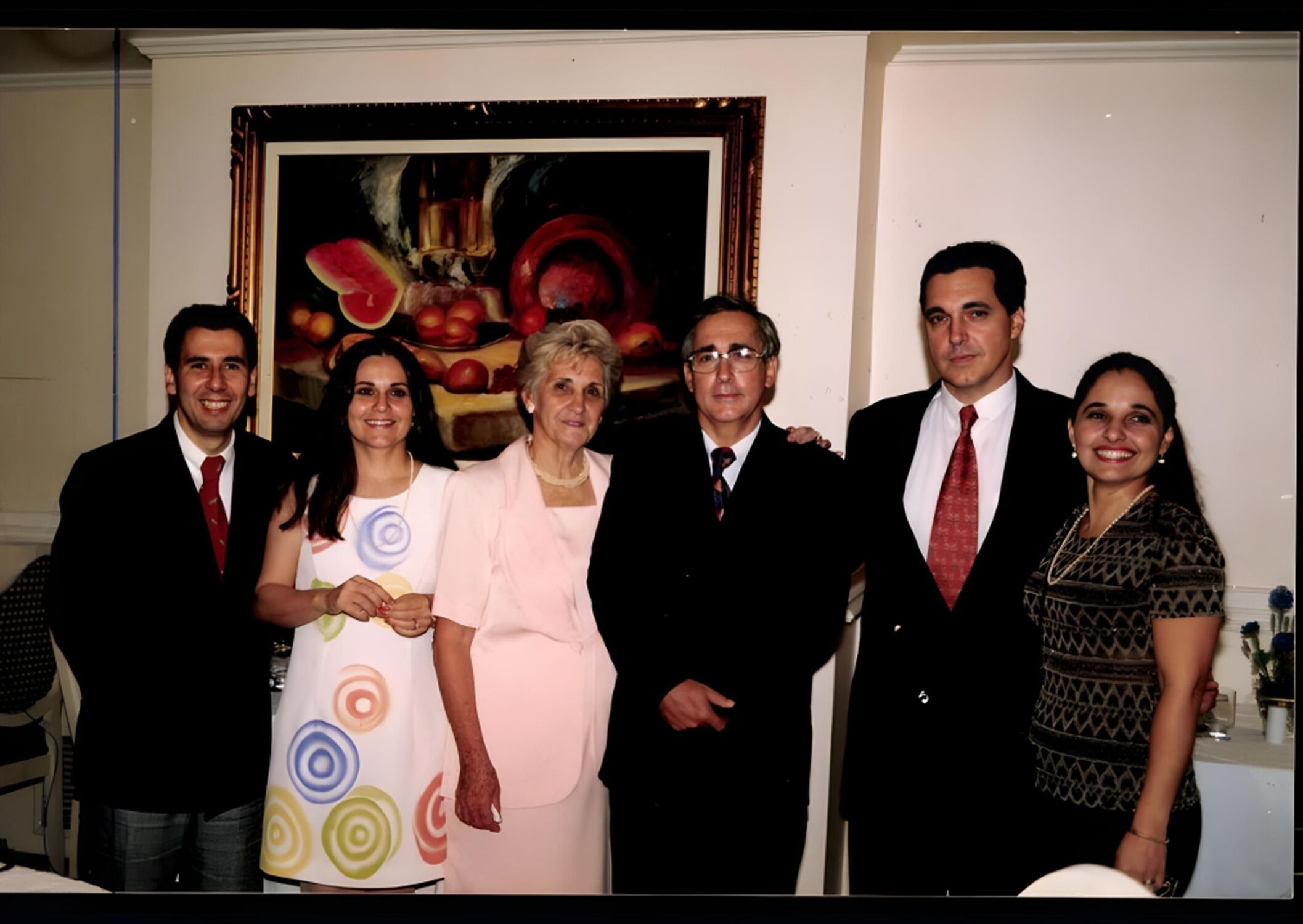 Valdir Vieira ao lado dos pais, do irmão, da cunhada e da esposa Grazielle, em um momento de confraternização, refletindo o legado familiar e os investimentos no hotel.