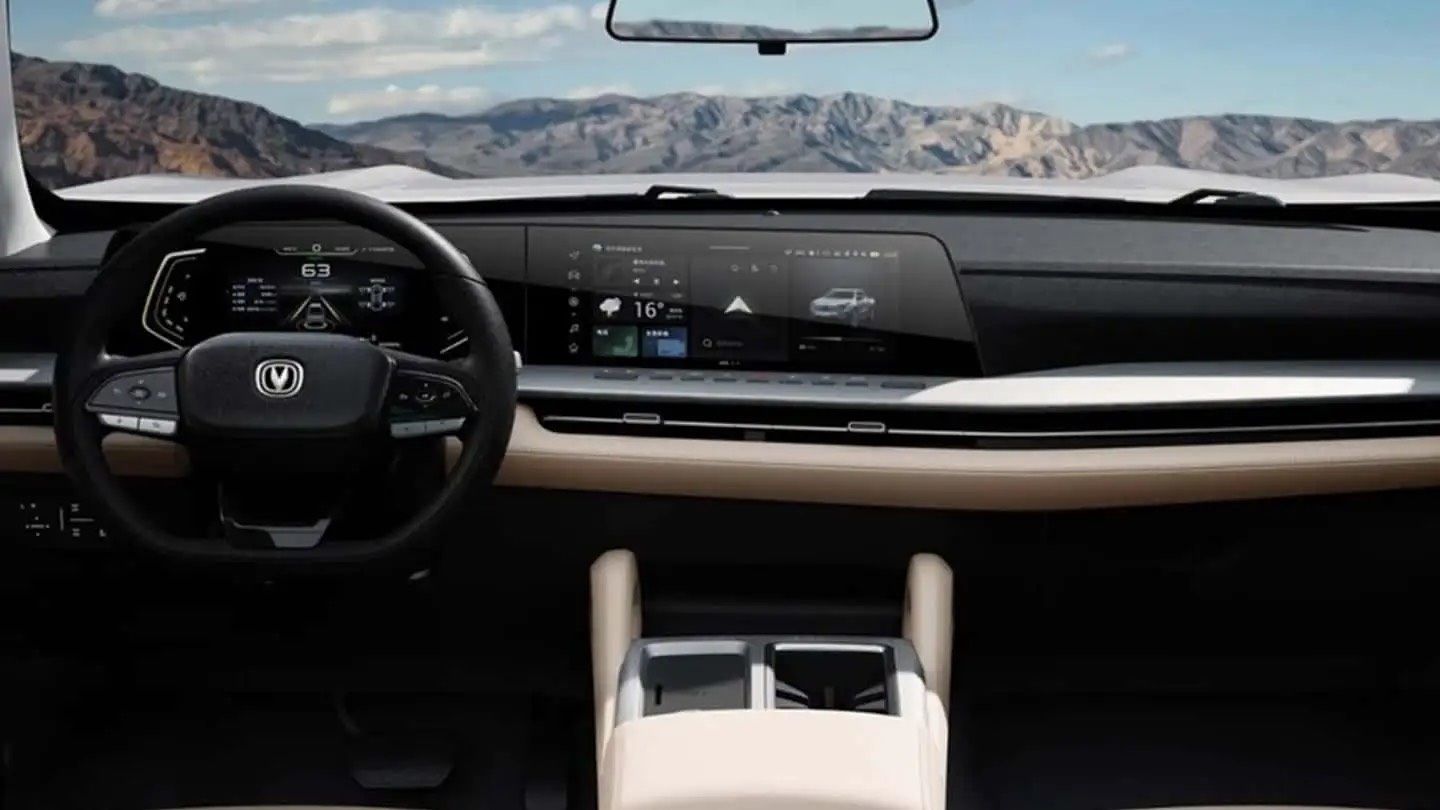 Interior da nova Changan Hunter revela o painel digital e central multimídia integrados, com acabamento sofisticado. Este interior deve antecipar o que será visto na versão 2026 da Fiat Titano, incluindo mais tecnologia e conforto