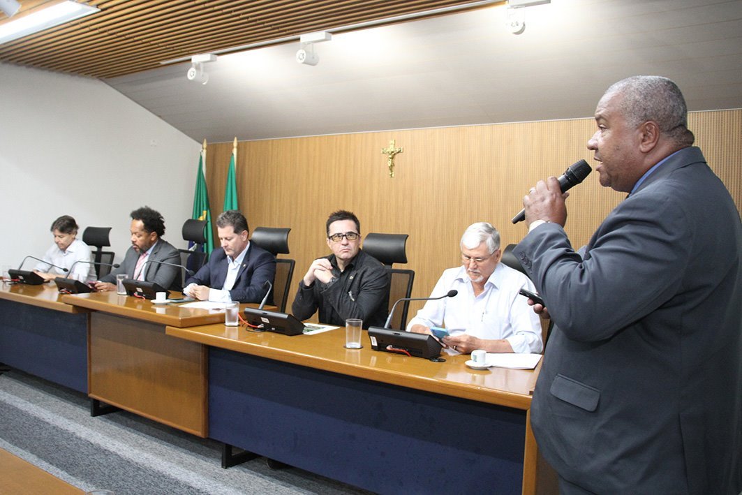 Debate na Assembleia Legislativa reúne deputados e especialistas para discutir os impactos ambientais e econômicos da monocultura de eucalipto e da Hidrovia do Rio Paraguai. 