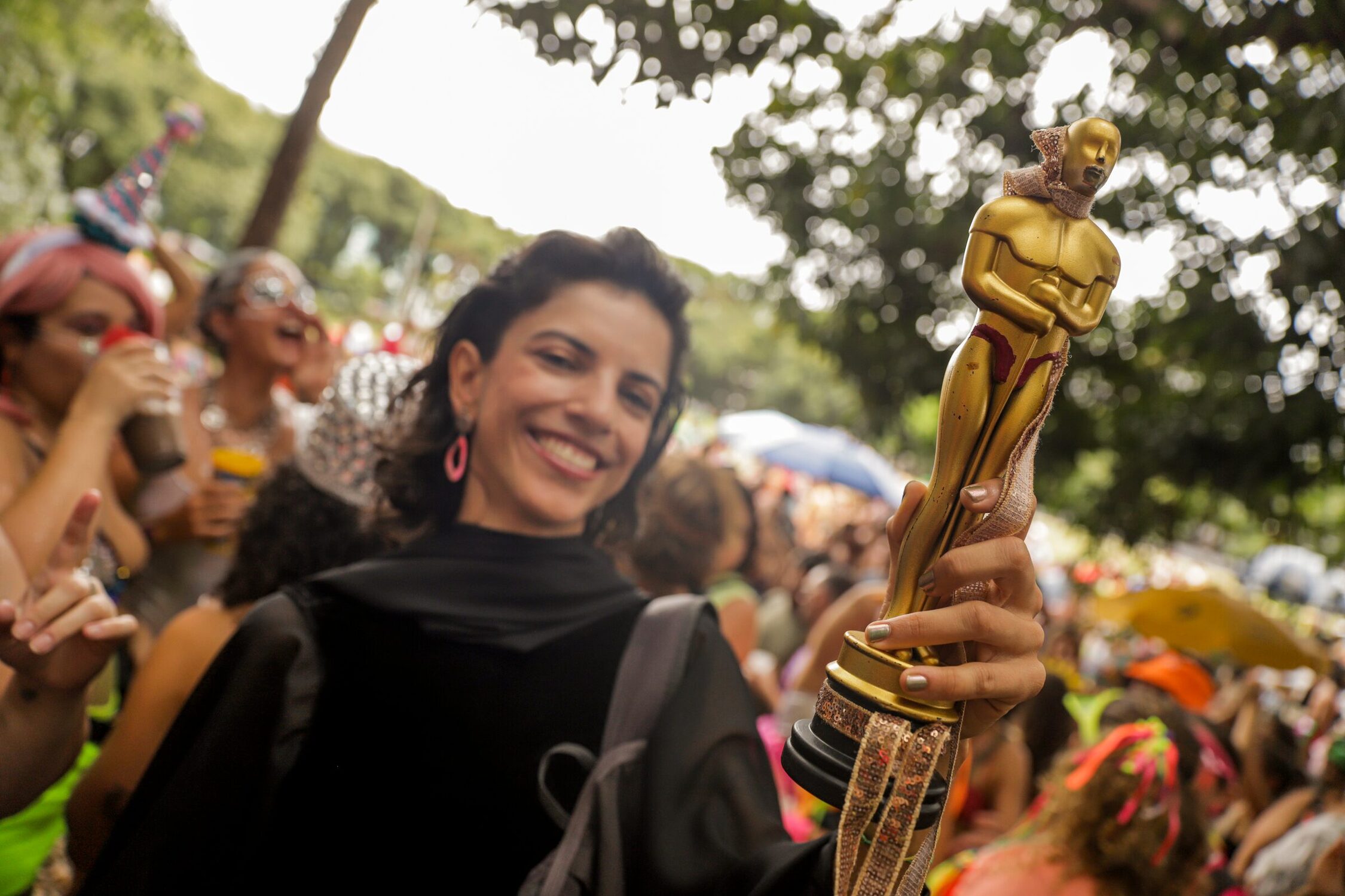 Mulher se fantasia de Fernanda Torres com Oscar no bloco 