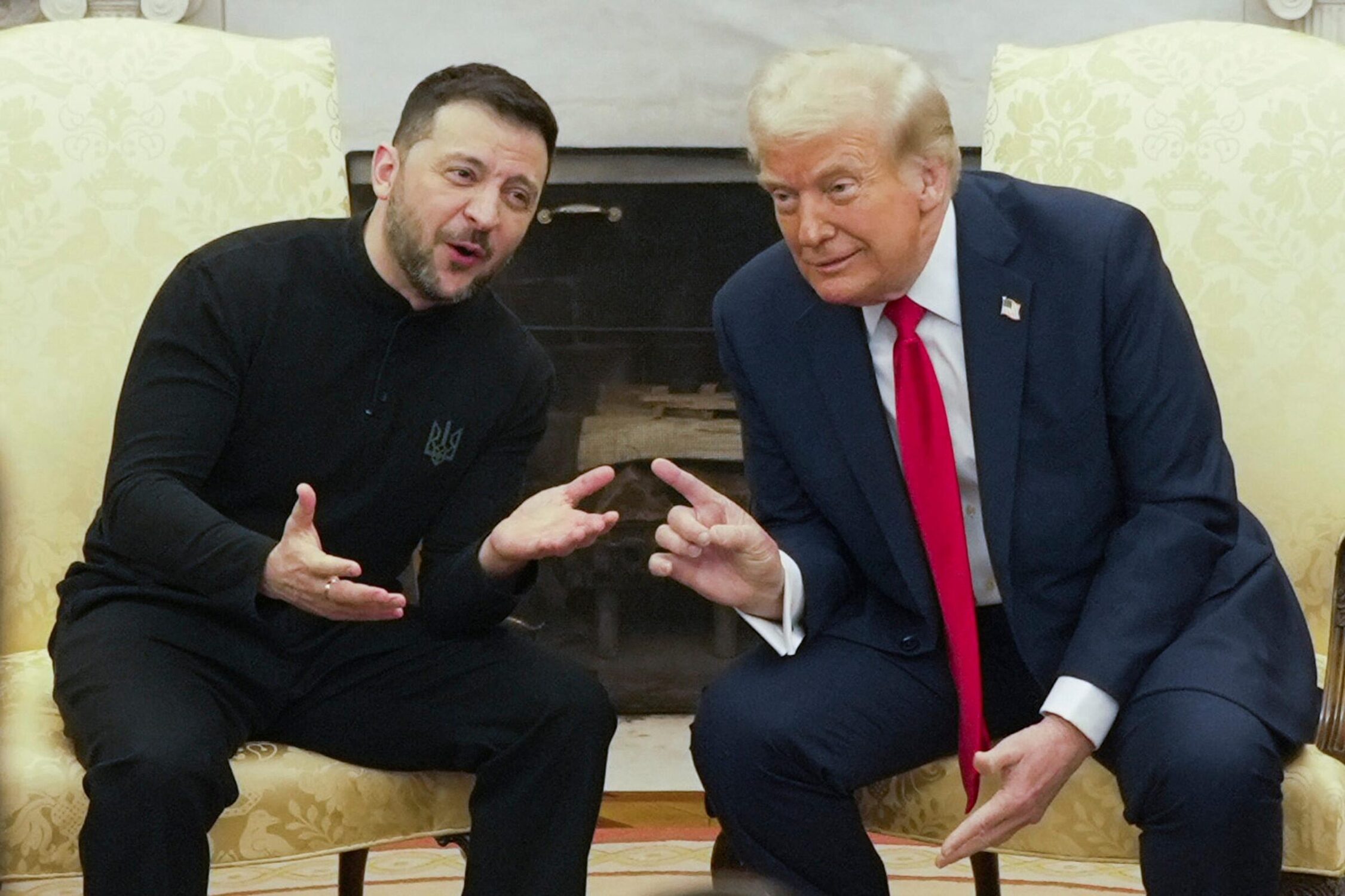 O presidente dos Estados Unidos, Donald Trump, discute com o presidente da Ucrânia, Volodmir Zelenski, em Washington 