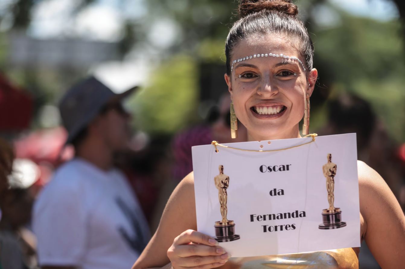 Foliã toda dourada é estatueta do Oscar da Fernanda Torres, no desfile do Bloco Ritaleena, em São Paulo.
