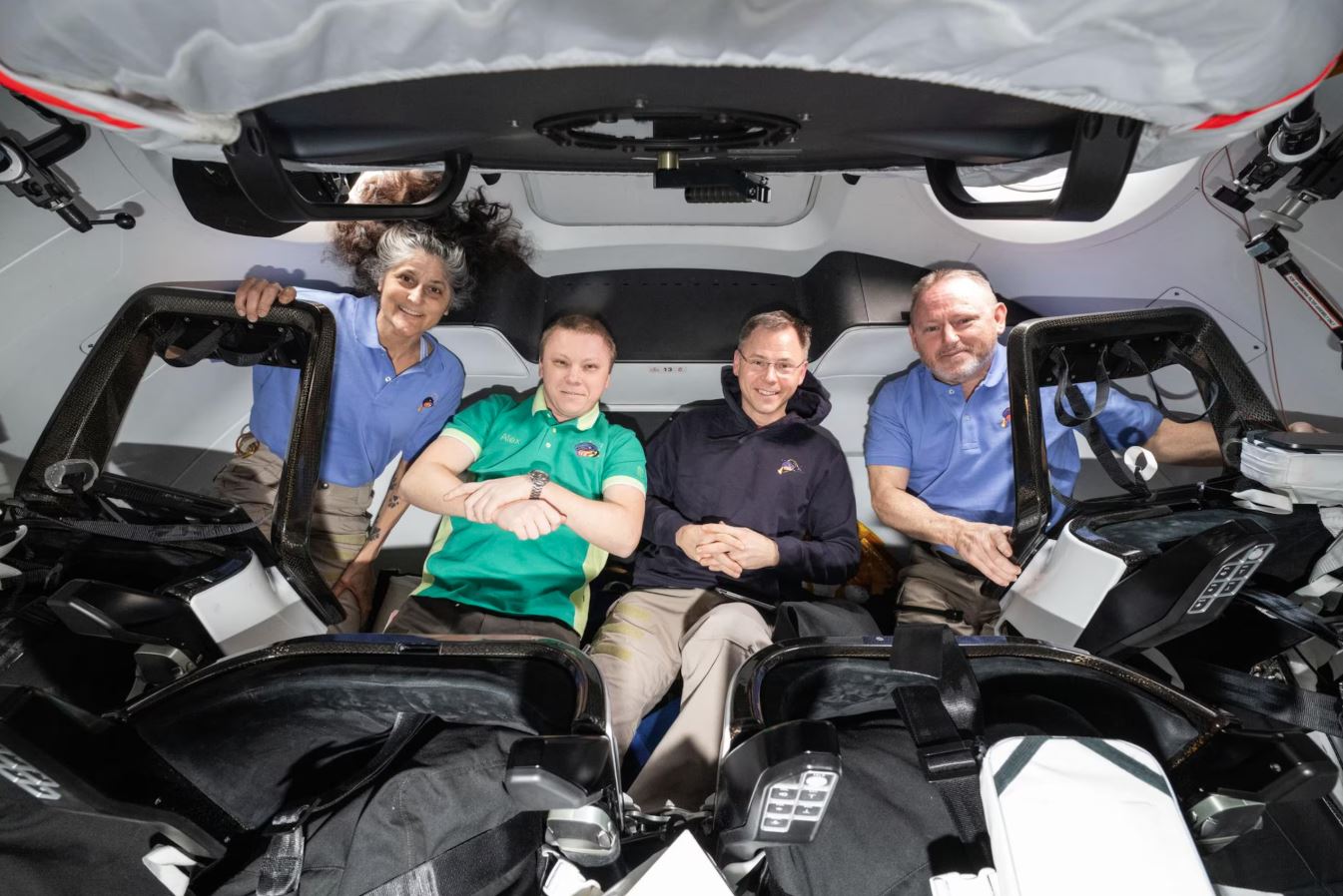 Butch Wilmore e Suni Williams (nas pontas), junto de Nick Hague, da Nasa, e o cosmonauta Aleksandr Gorbounov (ao centro), estão a bordo da espaçonave SpaceX Dragon.