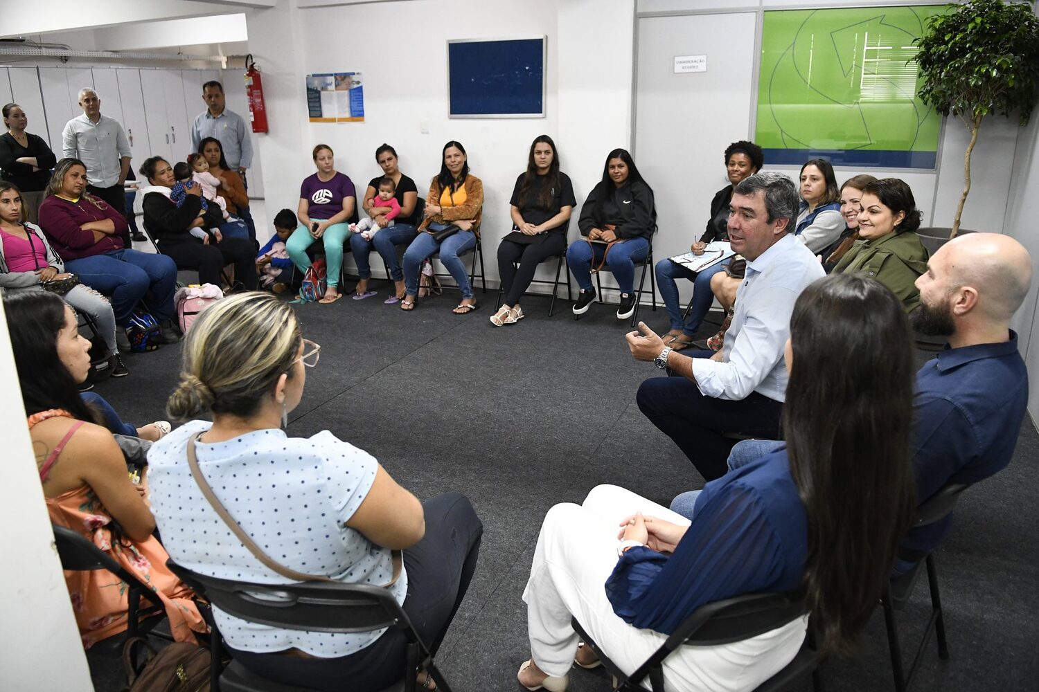 Governador Eduardo Riedel se reúne com beneficiárias do Mais Social e detalha novo programa de incentivo à autonomia das mulheres trabalhadoras