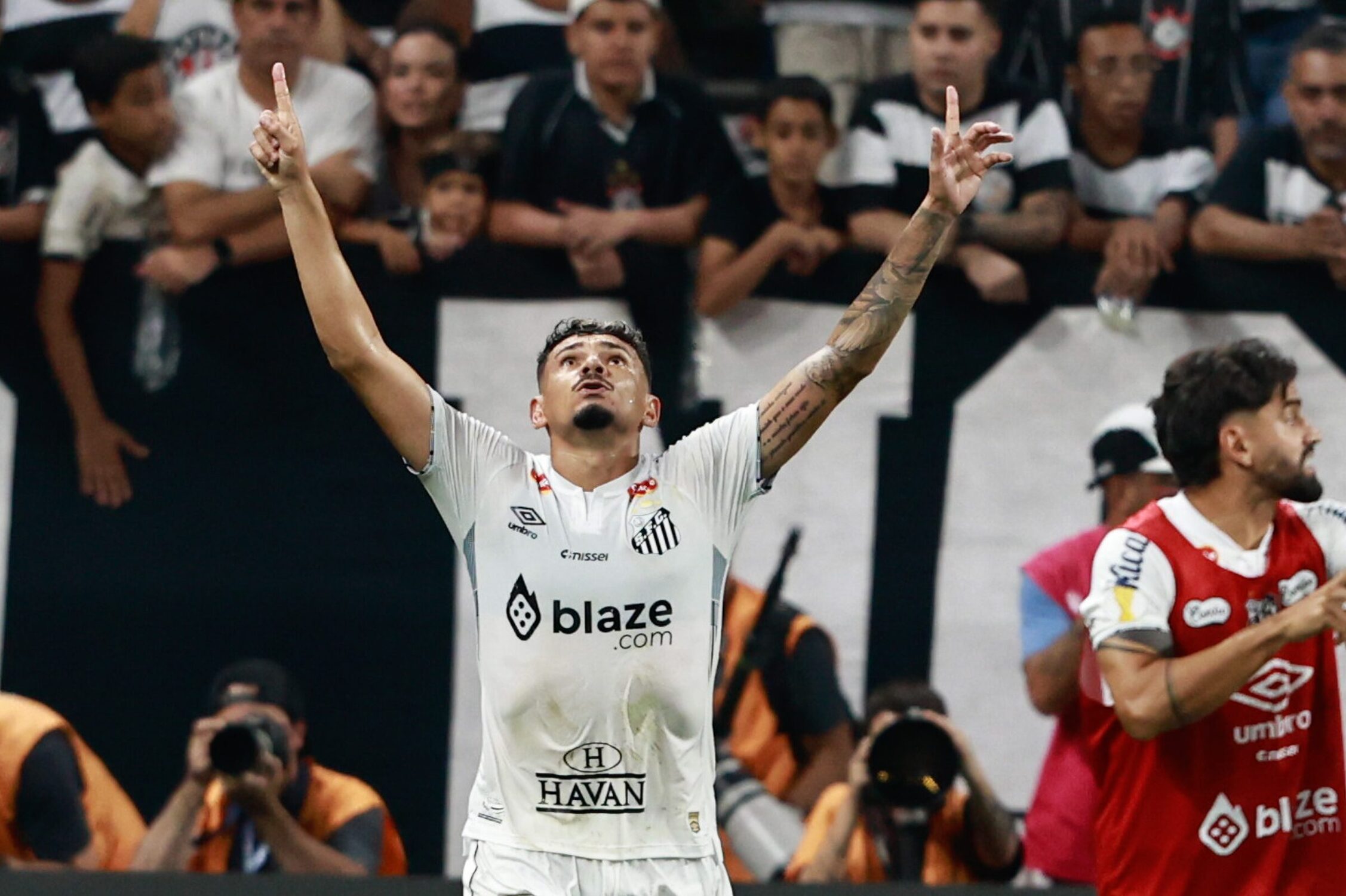 Tiquinho comemora gol do Santos. 