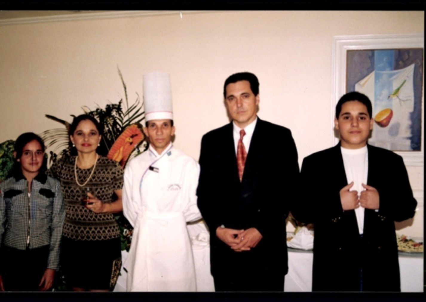 Valdir Vieira ao lado da família. Da esquerda para a direita: sua filha Maria Clara, sua esposa Grazielle, um maître do hotel símbolo do investimento na excelência do serviço , Valdir e seu filho Pedro Neto.