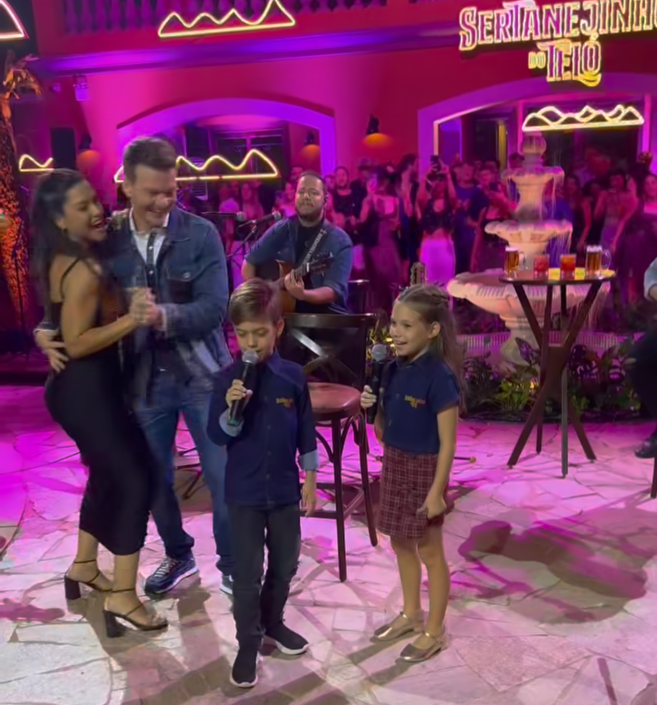 A família Teló no palco: Teodoro e Melinda cantam, Michel dança com Thais Fersoza e o 