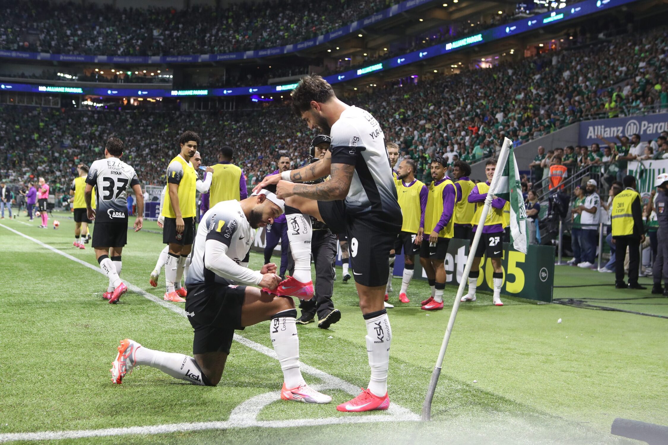 Memphis Depay e Yuri Alberto comemoram gol do Corinthians.
