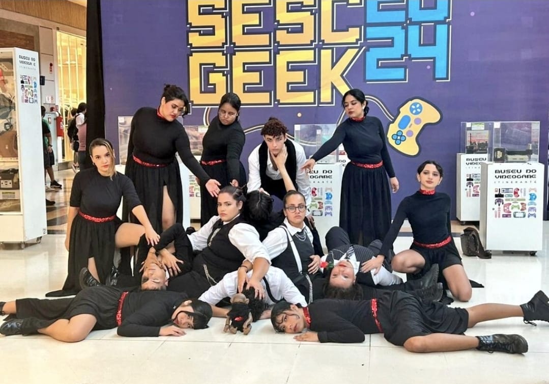 Grupo New Dance Cover vestidos em um dos figurinos usados em suas apresentações