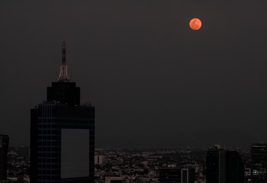 Cidade do México durante um eclipse lunar total, quinta-feira, 13 de março de 2025 