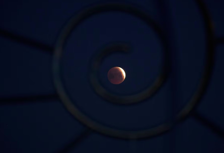 Eclipse visto na vila de Donon, a 40 km de Pontevedra, no noroeste da Espanha 