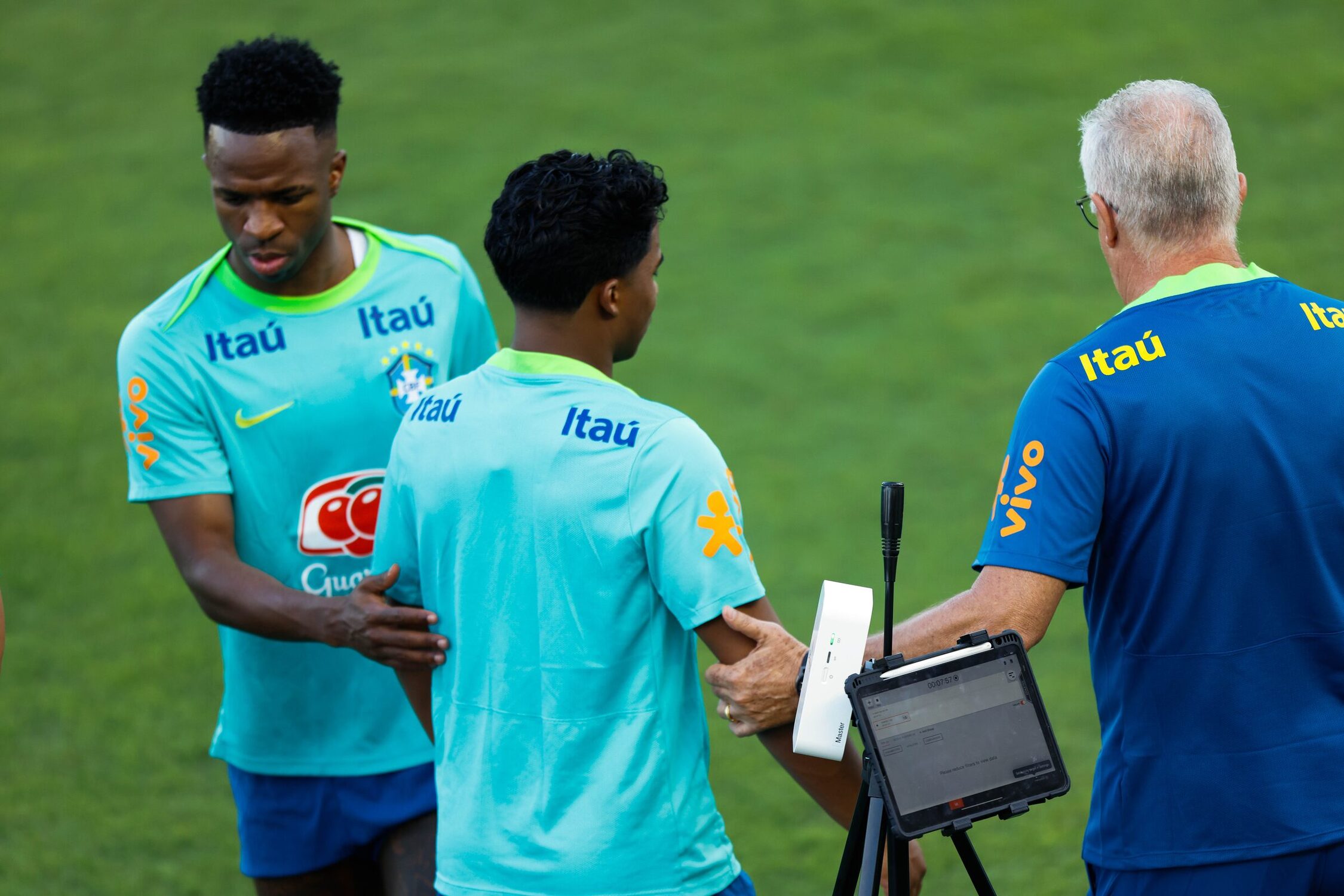 Com Vini Jr. e Endrick, este no lugar de Neymar, seleção se apresentou em Brasília.