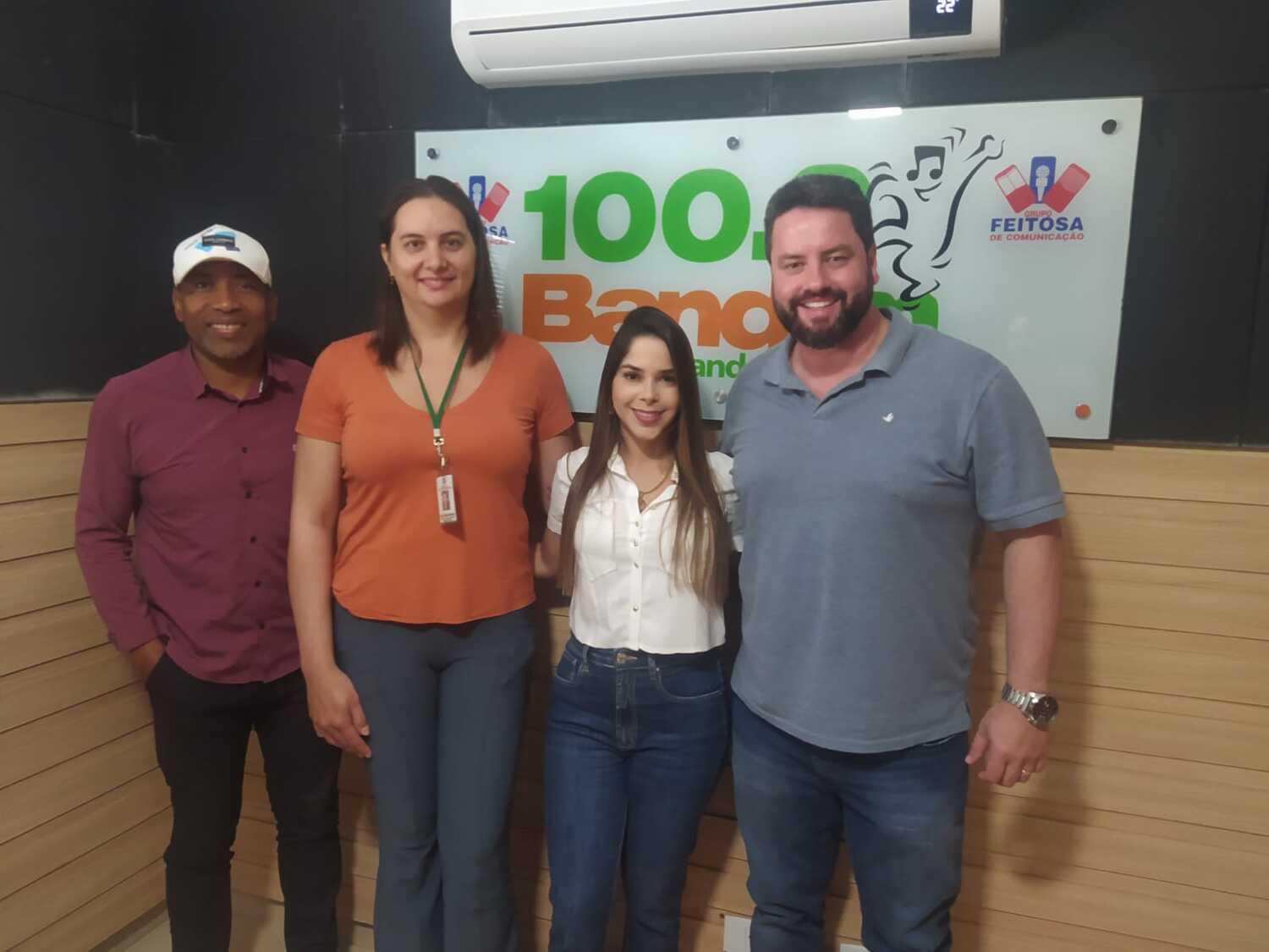 O locutor Cicero Lopes com as fiscais da Vigilância Sanitária de Fátima do Sul, Naiara Lemos e Cássia Belarmino e o gerente de Apoio ao Sistema Estadual de Vigilância Sanitária, Matheus Moreira Pirolo