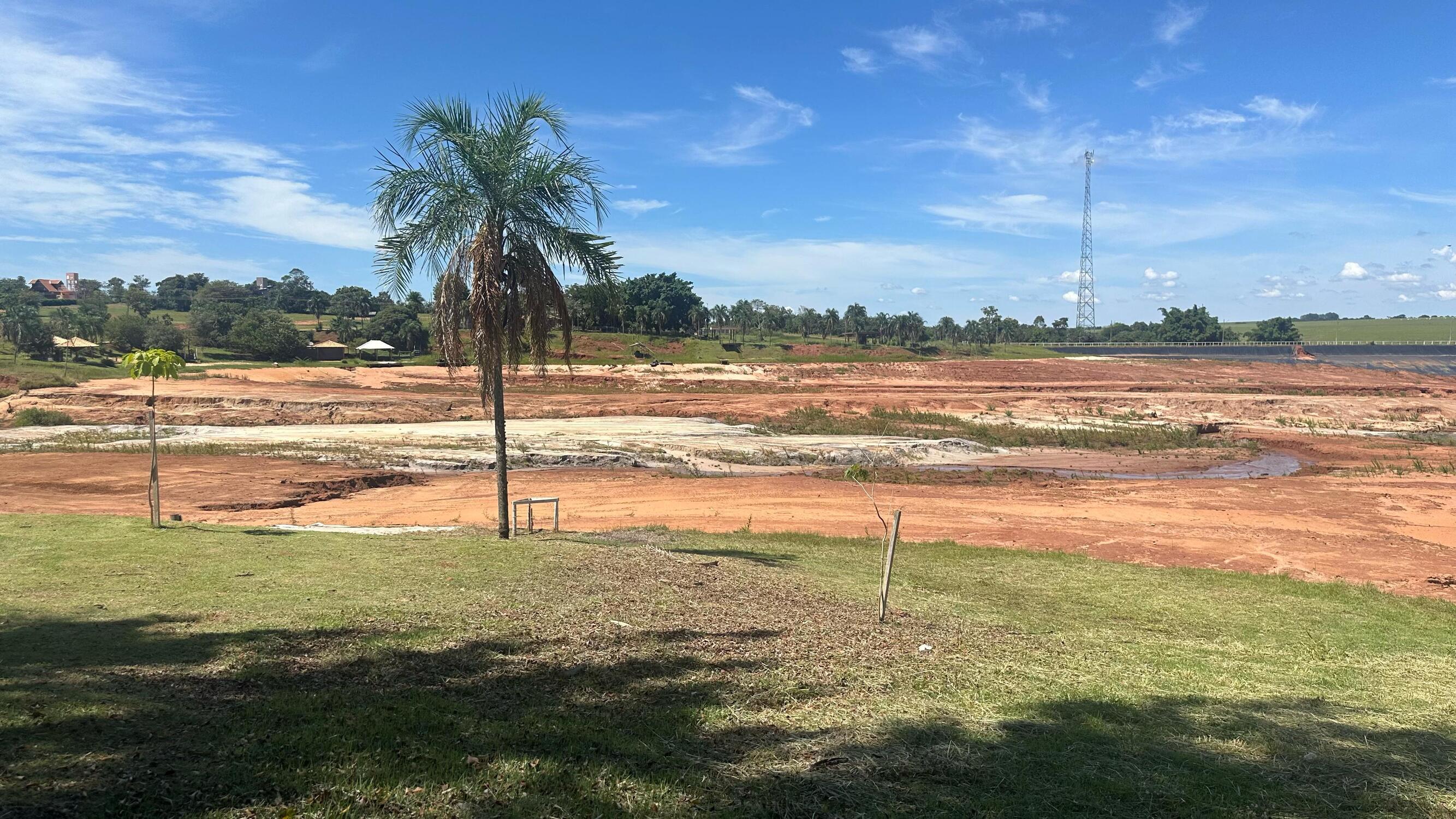 Local onde ficava o lago artificial do loteamento Nasa Park após rompimento da barragem