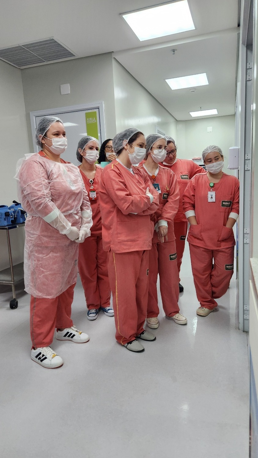 Ensaio fotográfico de bebê internada emociona e transforma UTI em cenário de amor e cuidado