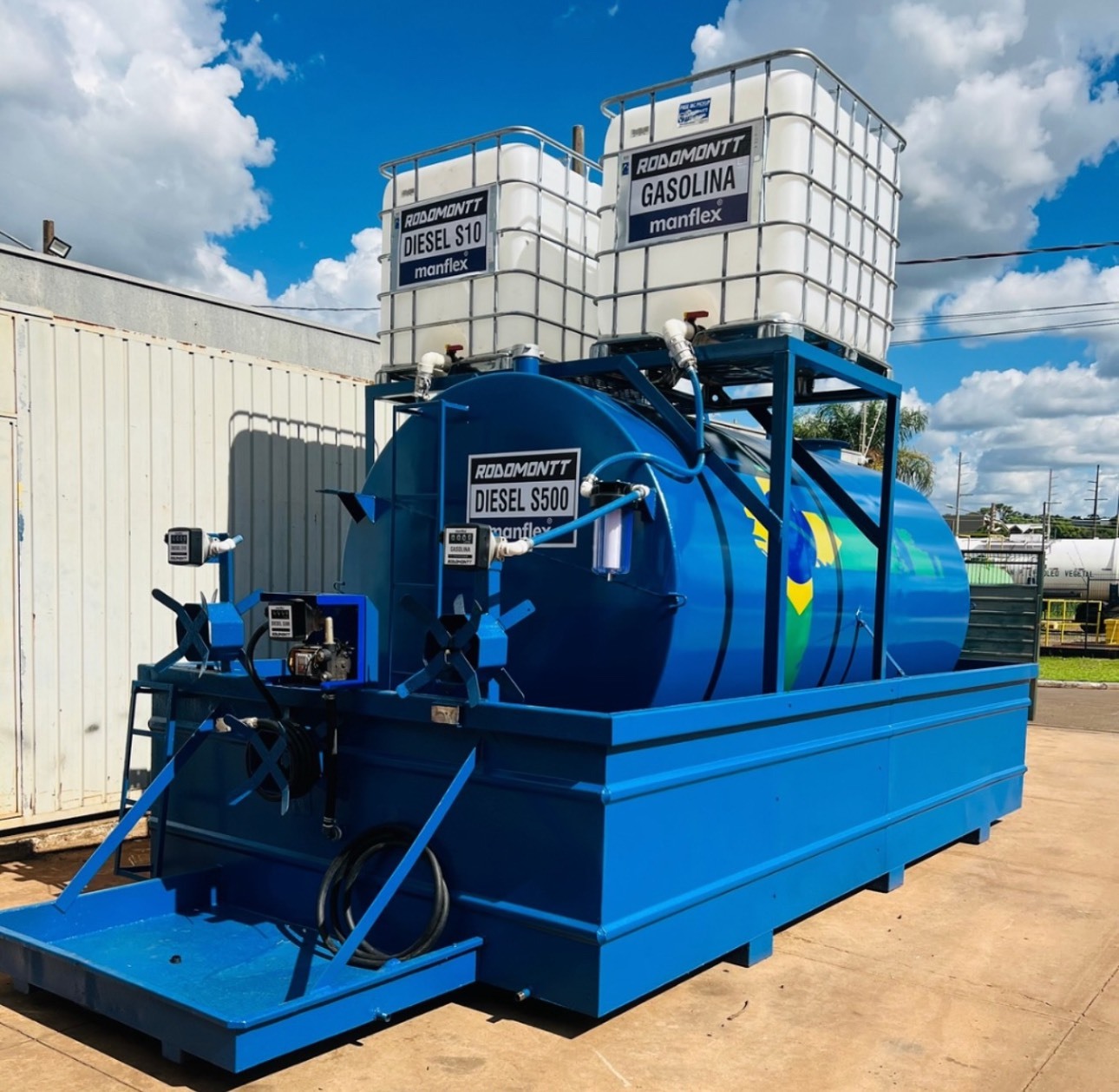 Tanques azuis com combustíveis diesel e gasolina exibem a estrutura e tecnologia usada no agronegócio atual. O equipamento é da empresa Rodomontt.