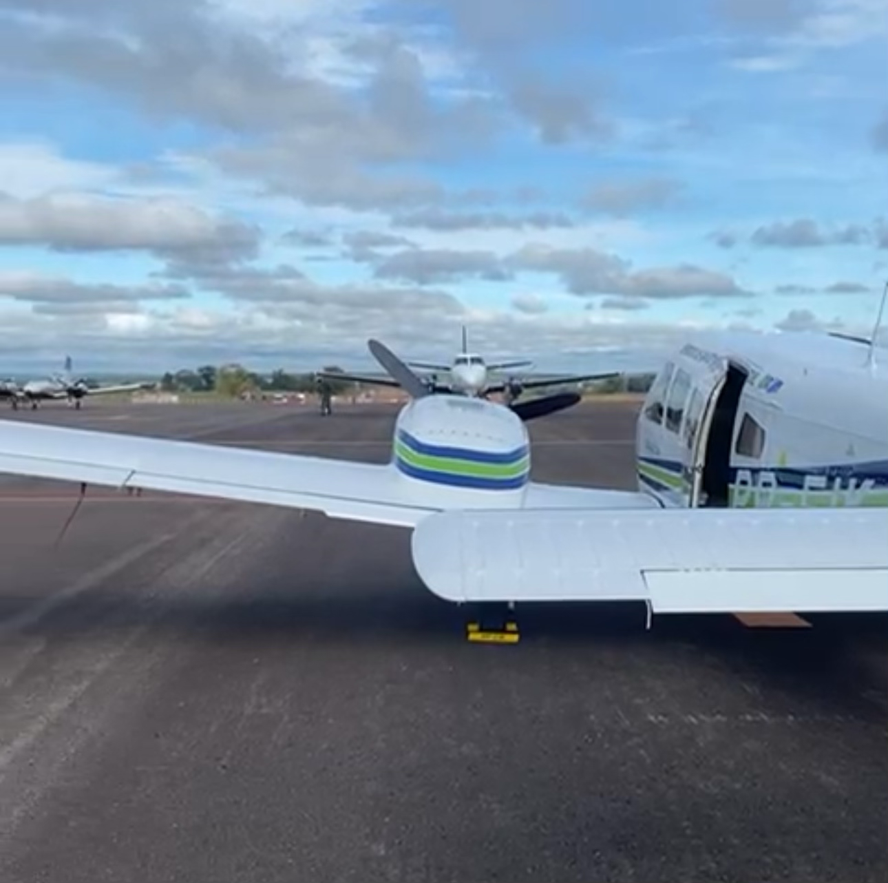Movimento de aeronaves no novo aeródromo de Inocência, inaugurado nesta quarta-feira (9) para atender à expansão do município com a chegada da fábrica da Arauco.