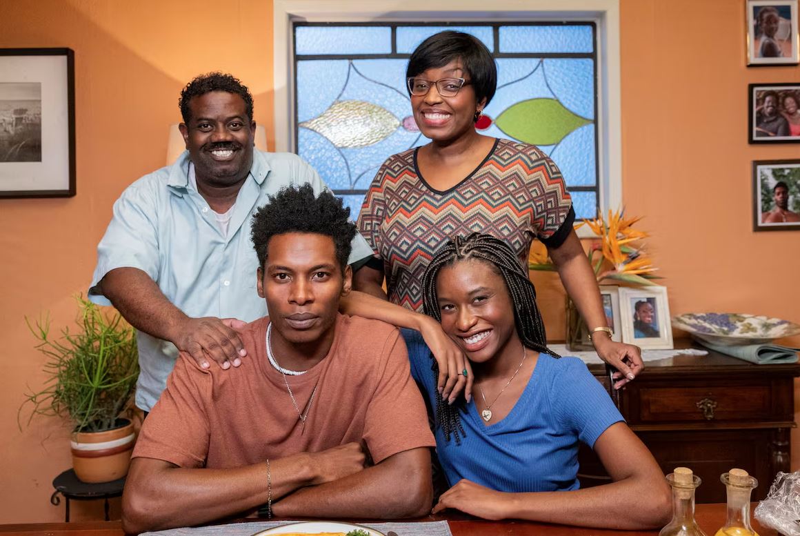 Jarbas (Leandro Firmino), André (Breno Ferreira), Consuelo (Belize Pombal) e Daniela (Jessica Marques) agora são uma família Foto: Fabio Rocha/TVGlobo