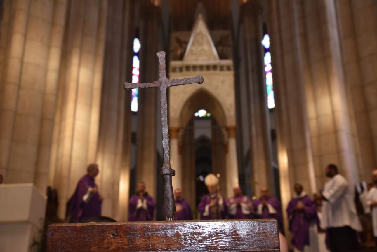Cruz original da primeira missa realizada no Brasil fica preservada no Museu da Sé de Braga e foi exposta na Catedral da Sé, em São Paulo. 